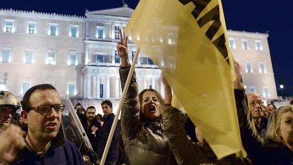 Protesta en Atenas contra la decisión del BCE.