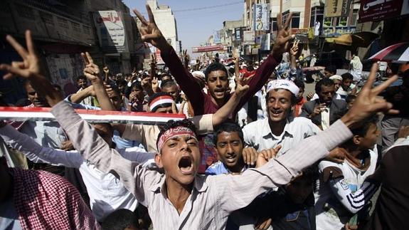 Un grupo de ciudadanos protesta contra los hutíes en la ciudad de Taiz. 