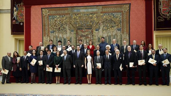 Los Reyes posan con los galardonados con los Premios Nacionales de Cultura.