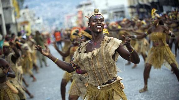 Un grupo de bailarines, en el carnaval. 