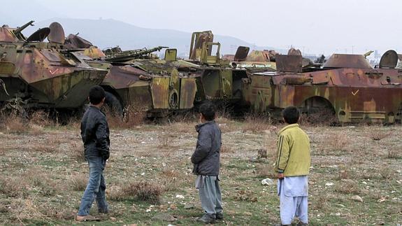 Unos niños juegan al lado de unos tanques en Herat. 