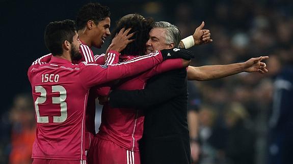 Los madridistas abrazan a Ancelotti tras el gol de Marcelo