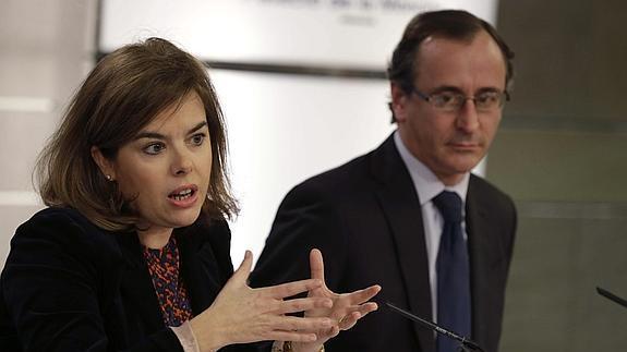 La vicepresidenta del Gobierno español, Soraya Sáez de Santamaría, y el ministro de Sanidad, Alfonso Alonso, durante la rueda de prensa posterior a la reunión del Consejo de Ministros.