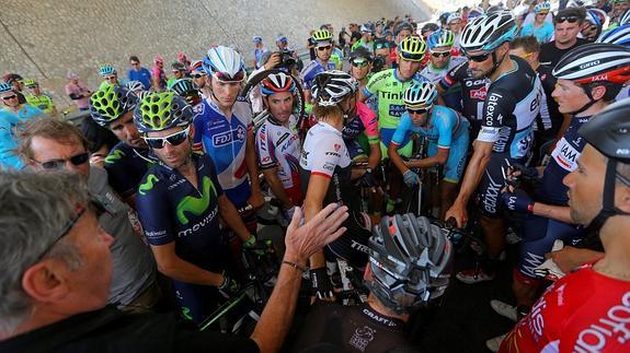 Los ciclistas se plantan antes de la quinta etapa de la Vuelta a Omán. 