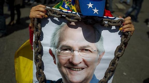 Una mujer sostiene una pancarta con la imagen de Antonio Ledezma. 