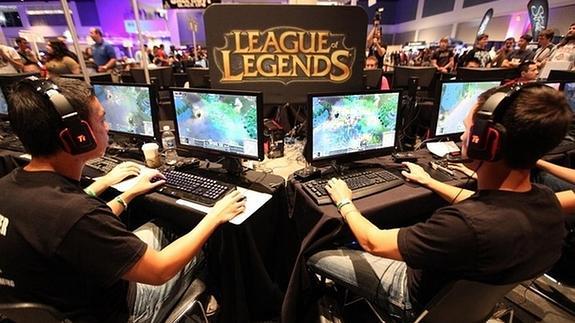 Dos jugadores participan en un torneo de 'League of Legends'. 