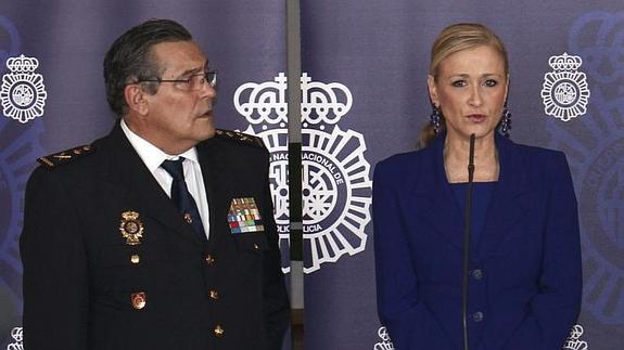 La delegada del Gobierno en Madrid, Cristina Cifuentes, y el jefe superior de Policía, Alfonso José Fernández Díez. 