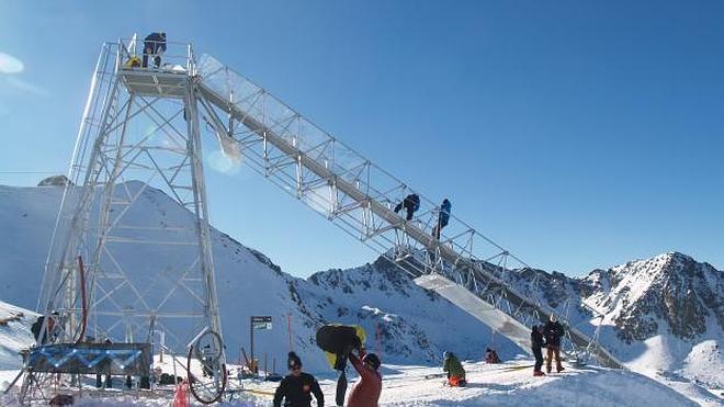 Operarios trabajando en la torre de lanzamiento del Kilómetro Lanzado