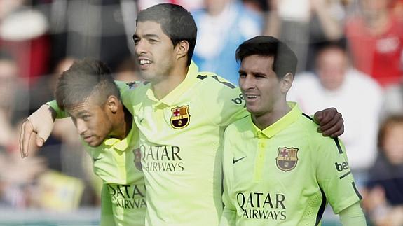 Neymar (i), Luis Suárez (c) y Messi. 