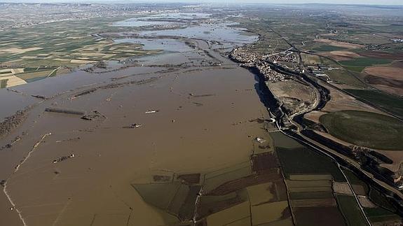 Crecida del río Ebro a su paso por la localidad de Gallur. 