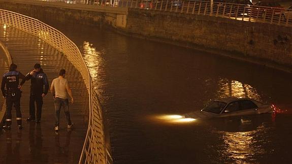 El coche, sumergido en el río Piles.