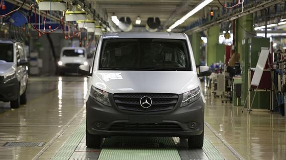 Una furgoneta en una fábrica de Mercedes. 