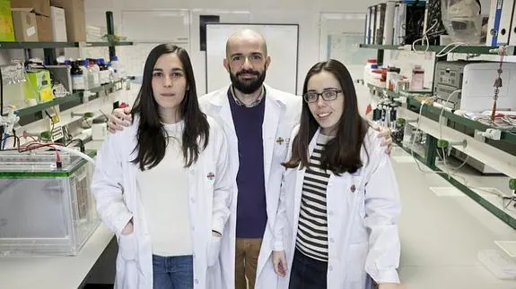Gonzalo Herradón junto a dos de las investigadoras de su equipo, Esther Gramaje (derecha) y Marta Vicente.