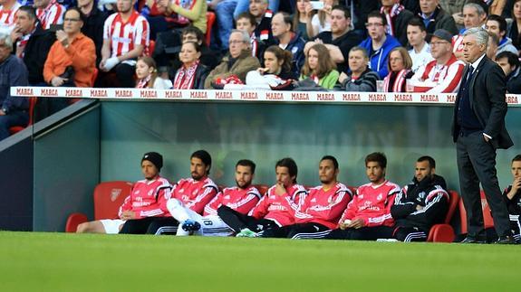 Ancelotti, durante el partido en San Mamés. 