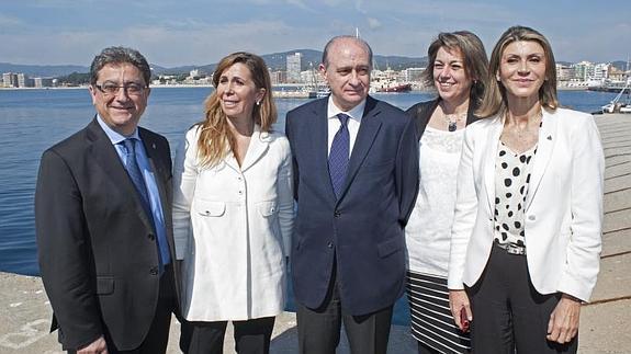 Alicia Sánchez-Camacho (2 i.), esta mañana en el Puerto de Palamós. 