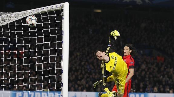 Thibaut Courtois no logra detener el cabezazo de Silva. 