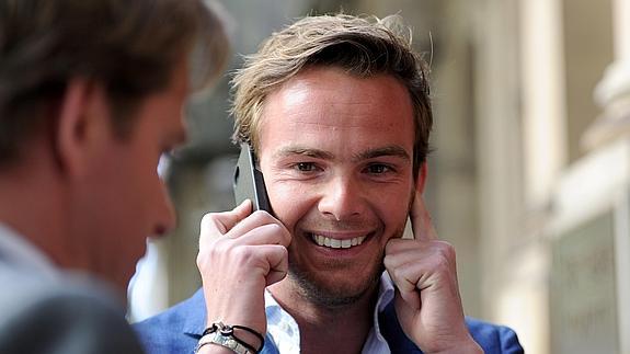 Van der Garde habla por teléfono tras conocer la noticia. 