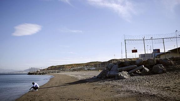 Un hombre se acerca a la orilla en la playa de Tarajal (Ceuta)