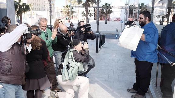 Jesús Blasco de Avellaneda, a la salida del juzgado, tras recuperar el material incautado. 