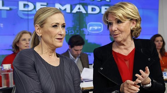 La candidata del PP a la Alcaldía de Madrid, Esperanza Aguirre (d), y la candidata del PP a la presidencia de la Comunidad de Madrid, Cristina Cifuentes (i). 