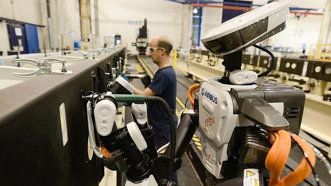 El robot 'Nextage' trabaja junto a su compañero humano en la planta de Airbus de Puerto Real (Cádiz).