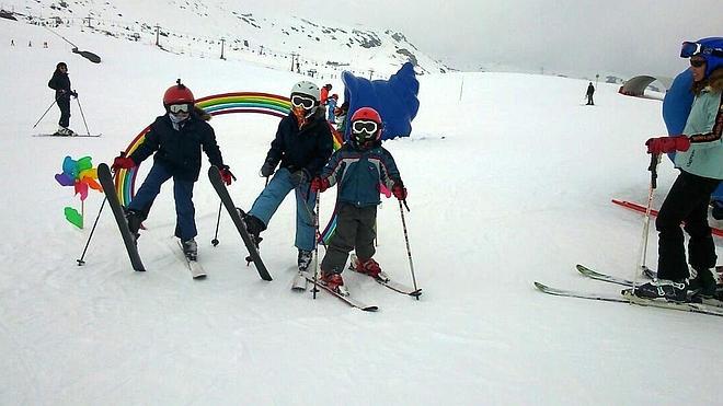 Los niños disfrutan sobre la nieve en una zona infantil