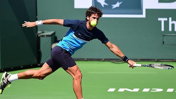 Feliciano López golpea la pelota. 