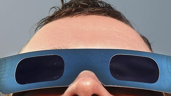 Gafas especiales para observar el eclipse solar 