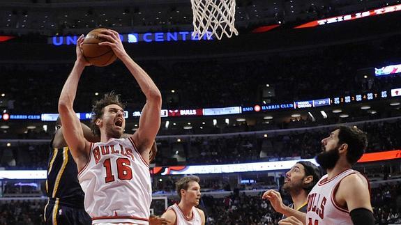 Pau Gasol entra a canasta ante Mirotic. 