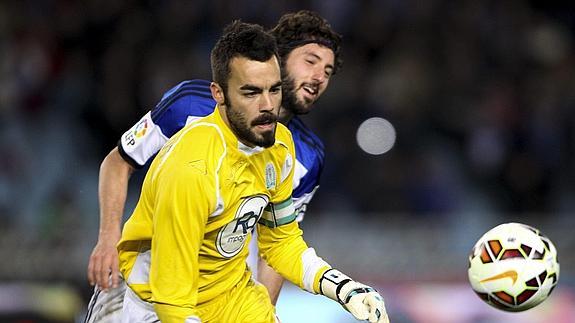 Juan Carlos protege el balón ante Granero. 