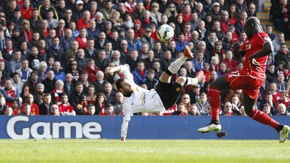 Juan Mata anotó de tijera el 0-2 para el Manchester United en Anfield