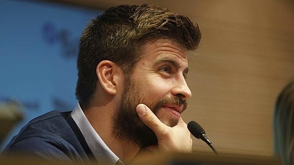 Piqué atiende en una rueda de prensa. 