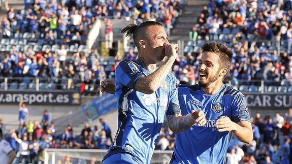 Alexis Ruano (i) celebra el primer gol con Sarabia.  