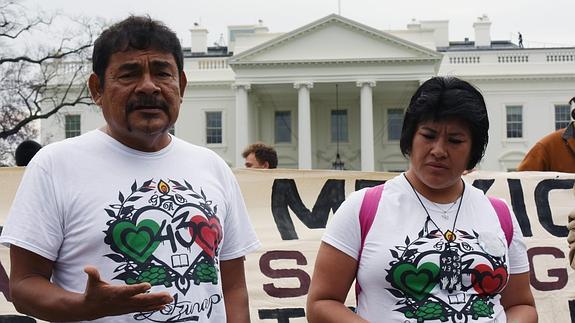 El padre del estudiante que sobrevivió al ataque policial en Ayotzinapa, Felipe de la Cruz Sandoval (i) y Anayeli Guerrero de la Cruz (d), hermana del estudiante desaparecido Jhosivani Guerrero.