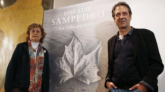 Olga Lucas y Chema Madoz, durante la presentación de 'La vida perenne'.