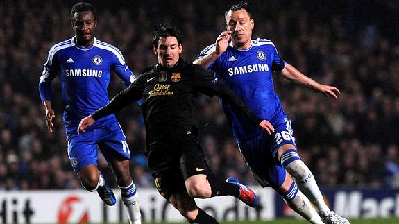 Messi (c) se va de Terry (d) y Obi Mikel en la ida de las semifinales de la Liga de Camnpeones de 2012. 