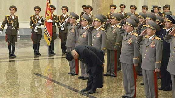 Kim Jong-Un homenajea a su abuelo Kim Il-Sung