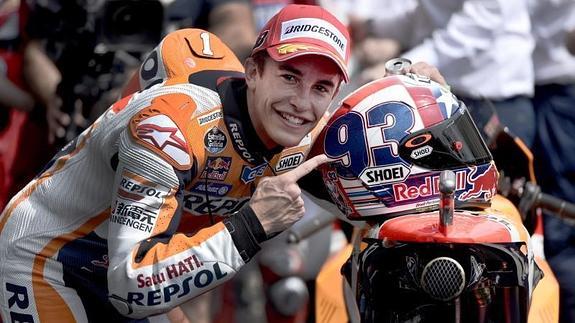 Marc Márquez posa con su Honda en el circuito de Austin. 