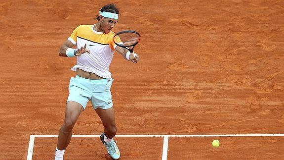 Nadal golpea la pelota. 