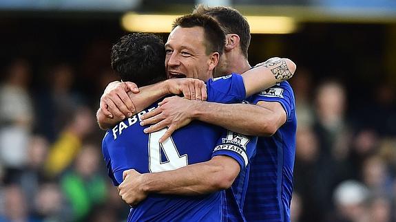 Futbolistas del Chelsea celebran la victoria contra el United. 