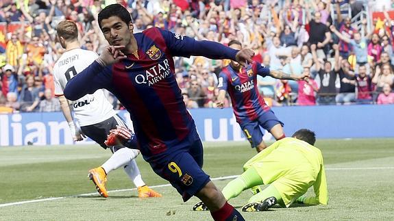 Luis Suárez celebra su gol. 