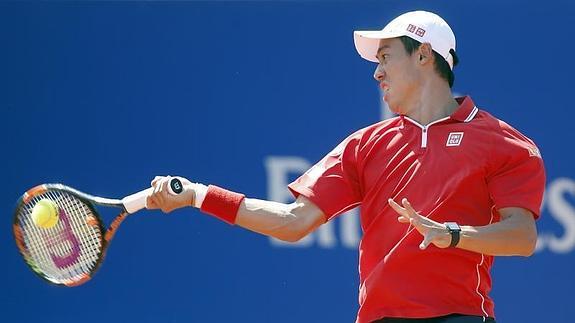 Kei Nishikori devuelve una pelota. 