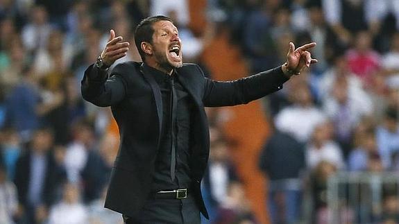 Simeone da instrucciones en el partido contra el Real Madrid. 