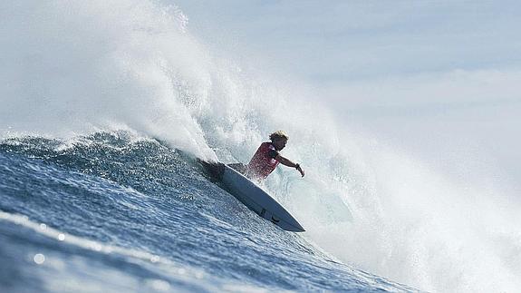 Florence compite en el Drug Aware Margaret River Pro de la liga mundial de surf. 