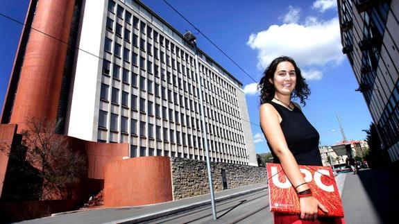 Una alumna de la Universidad Politécnica de Cataluña, ante la facultad de Industriales.