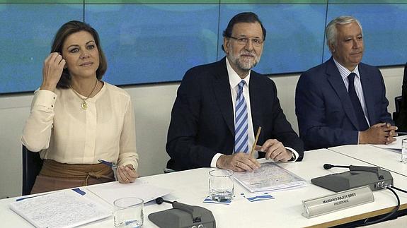 El presidente del Gobierno, Mariano Rajoy (c); la secretaria general del PP, Maria Dolores de Cospedal,iz., y el vicesecretario nacional del PP , Javier Arenas,d.