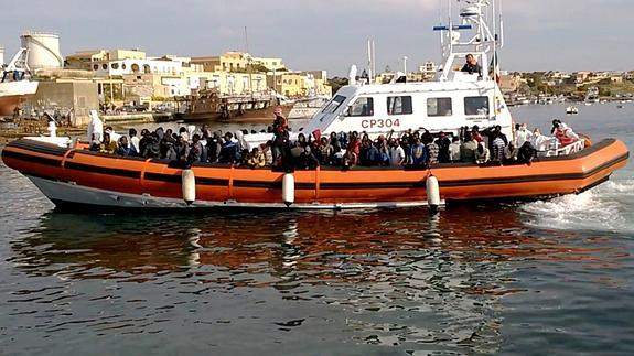 La Guardia Costera italiana traslada a un grupo de inmigrantes a la isla de Lampedusa. 