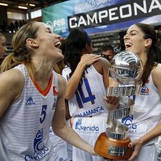 Marta Fernández (i), junto a Marta Xargay (d), con la Copa de la Reina.