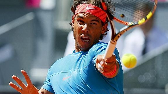 Nadal golpea la pelota. 