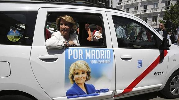 Esperanza Aguirre, en un taxi con publicidad del PP.